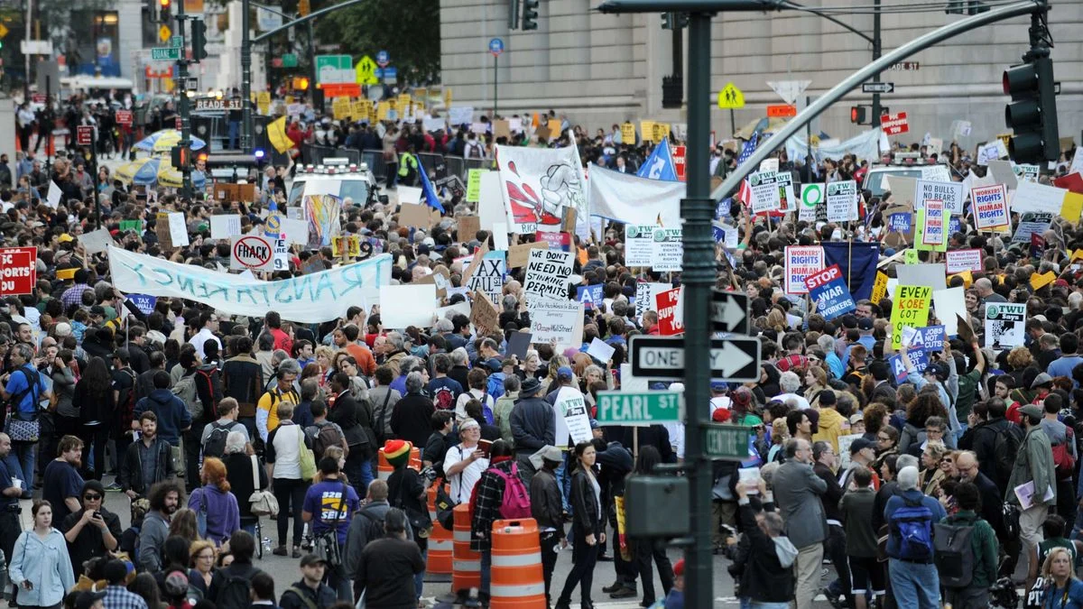 KI im Fokus: Von Wall-Street-Protesten bis zu Googles Werbe-Revolution – wie künstliche Intelligenz auf Englisch die Gesellschaft spaltet