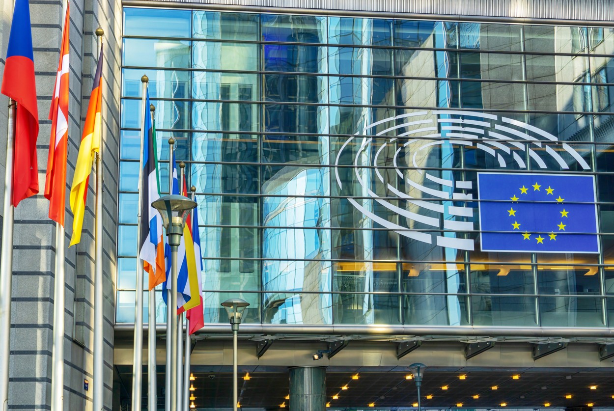 EU-Parlament beschließt Anpassungen am AI Act und verbietet Nudifier-Apps