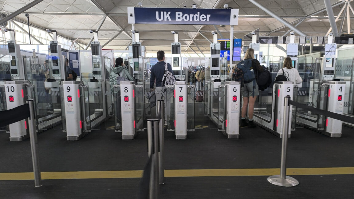 The UK will scan asylum-seekers faces for age checks-despite knowing the tech is flawed – KI‑Altersprüfung an britischen Grenzen